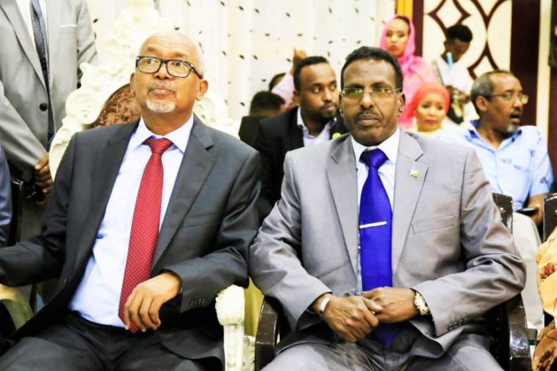 Madaxweyne Ku-xigeenka Jamhuuriyadda Somaliland Cabdiraxmaan Cabdillaahi Ismaaciil (Saylici), iyo Safiirka Safaaradda Jamhuuriyadda Djibouti ku leedahay Somaliland Xuseen Cumar Kawaaliye oo ka qaybgalay Djibouti 42-guurada xoriyadii Djibouti 27 Jun 2019 Araweelo News Network