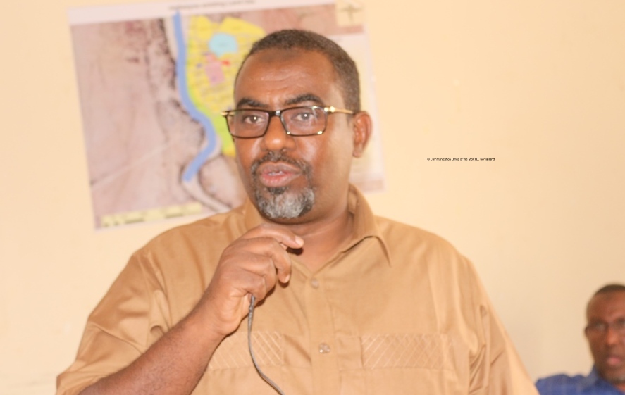 Wasiirka Gaadiidka iyio Horrumarinta Wadooyinka Somaliland Cabdullaahi Abokor Cismaan Araweelo News Network