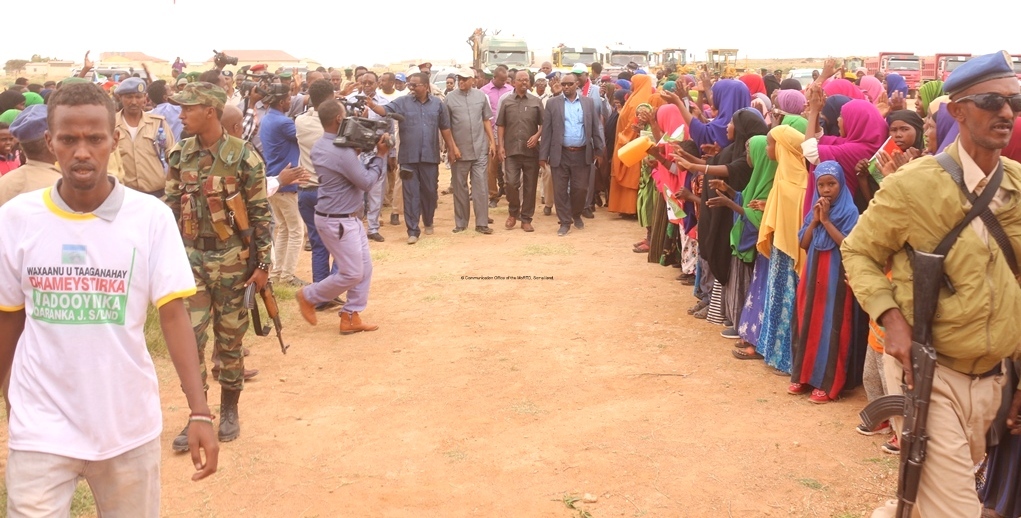 Wasiirka Gaadiidka iyo Horumarinta jidadka Somaliland Cabdullaahi Abokor Cismaan iyo Guddoomiayaha Baanka Dhexe ee Somaliland Cali Ibraahim Baqdaadi oo gaadhay Gar-adag 27 July 2019