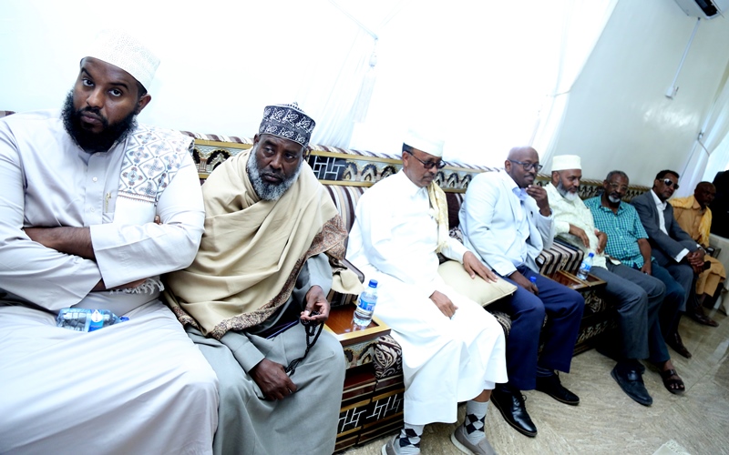 Qaar ka mid ah Culimada, Masuuliyiin, Odayaal, Salaadiin iyo waxgaradka ka qaybgalay kulanka Madaxtooyadda ee nabada gobolka Sanaag 6 Oct 2019.