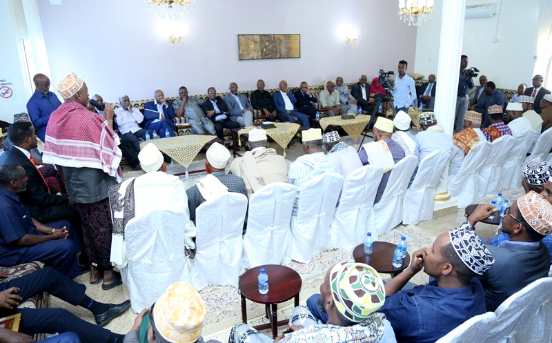 Masuuliyiin, Odayaal, Salaadiin iyo waxgarad ka mid ah kuwa ka qaybgalay kulanka Madaxtooyadda ee nabada gobolka Sanaag 6 Oct 2019.