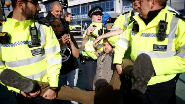 Booliska ayaa qaaday qaar ka mid ah mudaharaadeyaasha Lahaanshaha sawirka Henry Nicholls/Reuters