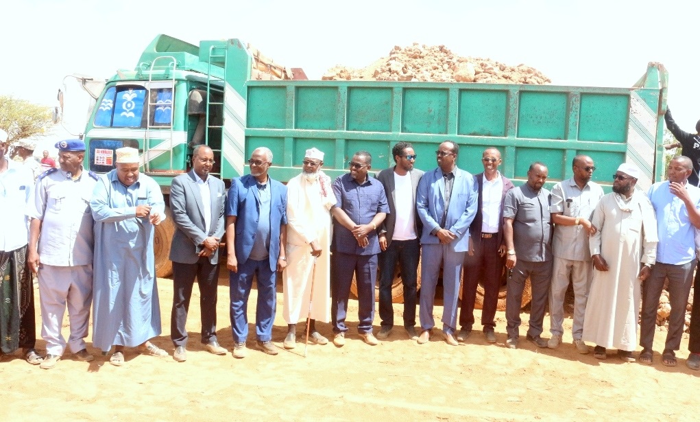 Wasiirka Gaadiidka iyo Horumarinta Jidadka ee dalka Jamhuuriyadda Somaliland Cabdillaahi Abokor oo kormeeray waddada isku xidhaysa Hargeysa iyo Balli-gubadle.