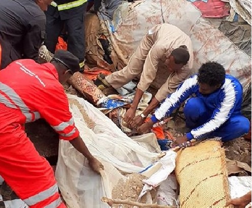 Ciidanka Dab-damiska iyo dadweyne kale oo ururinaya Maydadka Qoys ka kooba Afar qof oo ku geeriyooday Guri ku dumay magaalada Hargeysa 8 December 2019