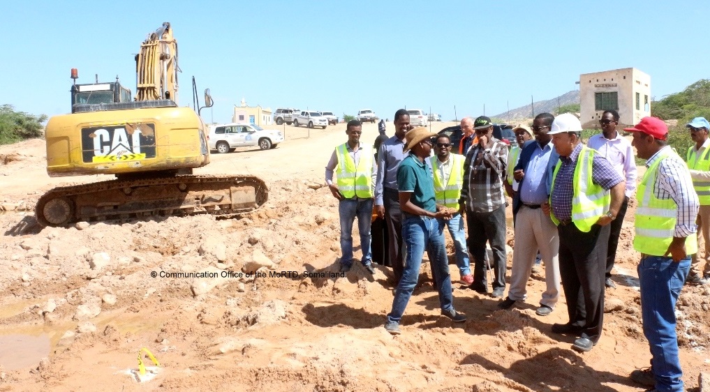 Wasiirka Gaadiidka iyo Horumarinta Jidadka Jamhuuriyadda Somaliland Md. Cabdullaahi Abokor Cismaan oo kormeeray dhismaha waddada Berbera Corridor