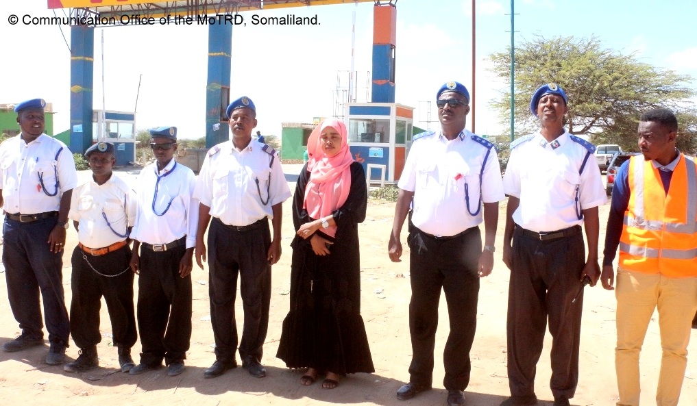 Ciidanka Nabadgelyada Waddooyinka Somaliland iyo saraakiil ka tirsan Wasaaradda Gaadiidka iyo Horumarinta Jidadka oo taagan Kaataroolka Magaalada Hargeysa, si loo hubiyo in Gaadiidka isaga goosha gobolada dalku ku xidheen Baabuurtooda qalabka Xawaaraha 7 Jan 2020 Araweelo News Network.