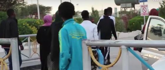 Dhalinyarada kasoo laabtay Tahriibta oo Ambassador Barkhad Kaariye, kasoo dejiyay Madaarka Hargeysa, 12 Jan 2020, Araweelo News Network.
