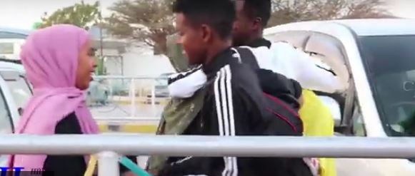 Qaar ka mid ah Dhalinyarada kasoo laabtay Tahriibta oo Ambassador Barkhad Kaariye, kasoo dejiyay Madaarka Hargeysa, oo xubno ehelkooda ah ku sugayeen Madaarka 12 Jan 2020, Araweelo News Network.