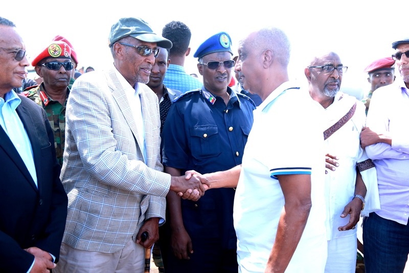 Madaxweynaha Somaliland Muuse Biixi cabdi oo ka Tacsiyadaynaya qoyska Marxuum Axmed-yaasiin Xaaji cabdullaahi Abu-site 28 Jan 2020,, Xabaalaha Xaraf ee Dulleedka Hargeysa. Araweelo News Network.