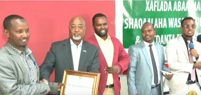 Wasiirka Wasaaradda Tamarta Iyo Macdanta Somaliland, Jaamac Maxamuud Cigaal oo gudoonsiinaya shahaadooyin iyo Abaalmarino lacag ah qaar ka mid ah shaqaalaha, 18 Jan 2020. Araweelo News Network.