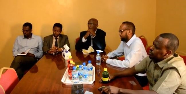 Wasiirka Waxbarashada iyo Sayniska ee Somaliland Axmed Maxamed Diiriye (Toorno), iyo masuuliyiinta kale ee booqday Iskuulka Araweelo News Network 11March 2020.