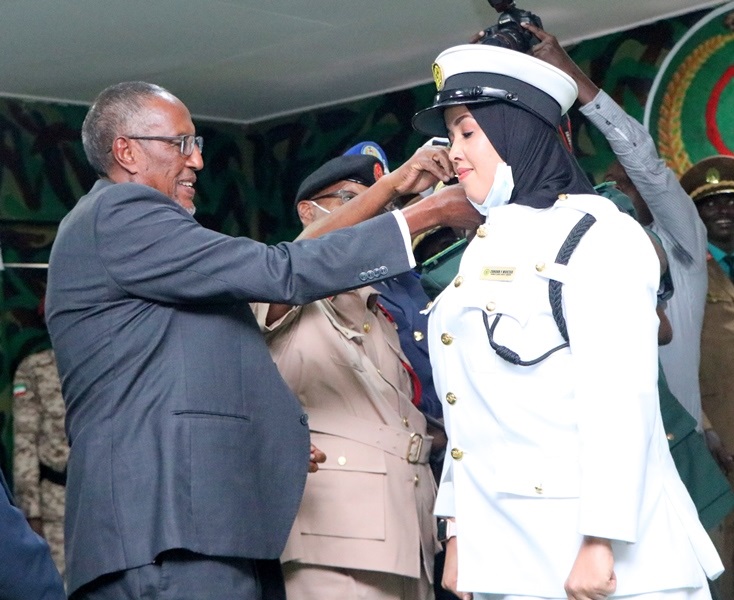 Madaxweynaha Jamhuuriyadda Somaliland Muuse Biixi Cabdi oo Derejo u xidhaya Gabadh ka mid ah Layli sarkaal dalka gudihiisa lagu tababaray, Dugsiga Tababarka Cabdullaahi Askar Image File Madaxtooyadda Somaliland 31 Oct 2020. Alt, Araweelo News Network