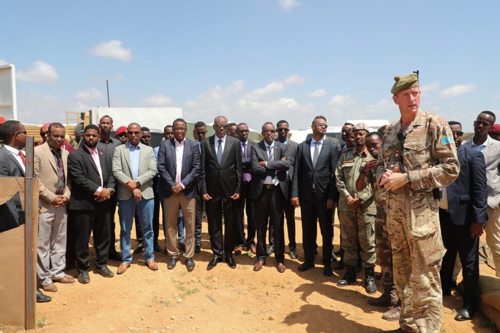 Ra’iisal Wasaaraha Xukuumadda Federaalka Soomaaliya Maxamed Xuseen Rooble oo booqday qaybta Lixdanaad ee Ciidanka Federaalka Baydhabo, 25 November 2020. Image Araweelo News Network. Alt, Araweelo News Network.