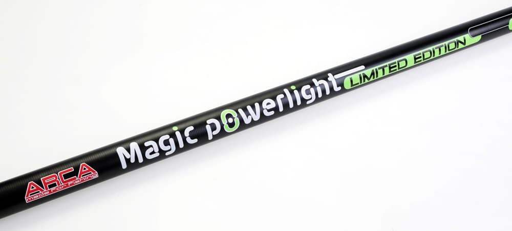 De super krachtige Magic Powerlight Limited Edition is uitgevoerd in Hi-Grade carbon en ideaal voor het vissen op karper met de vaste hengel.