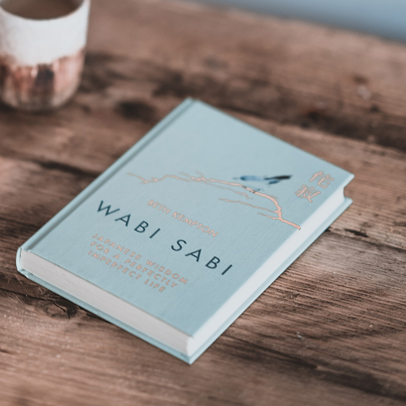 Boek Wabi Sabi op een houten ondergrond