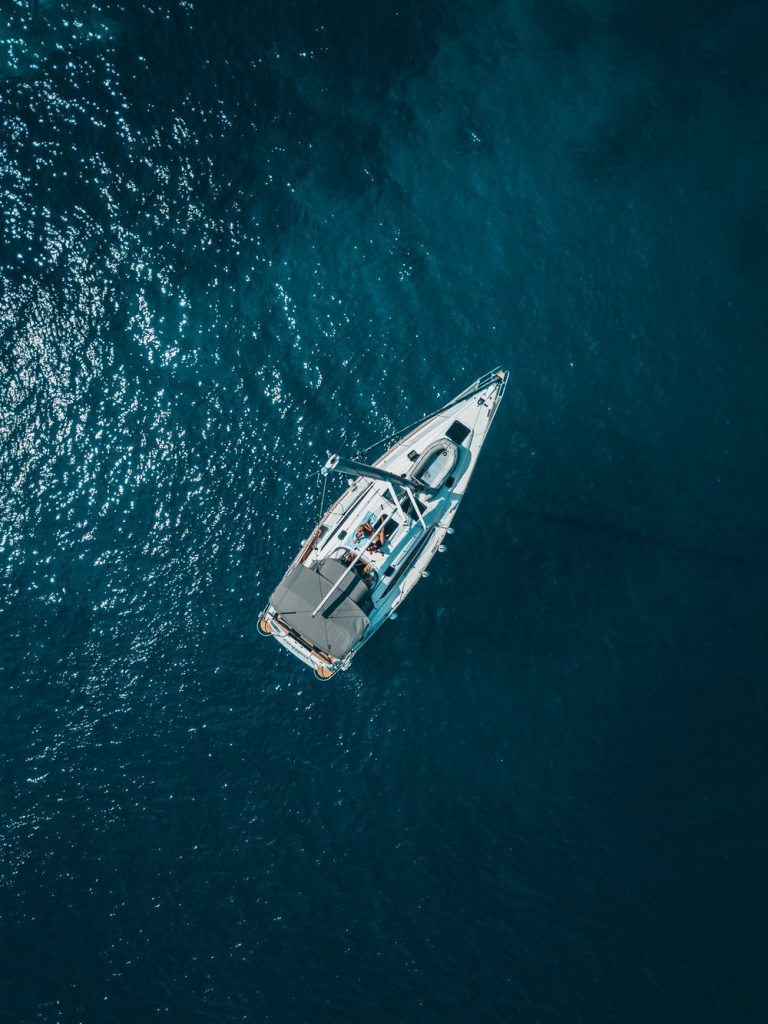 boot op water, eigen koers varen