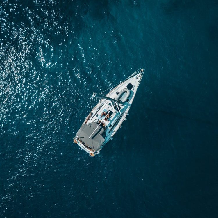 boot op water, eigen koers varen