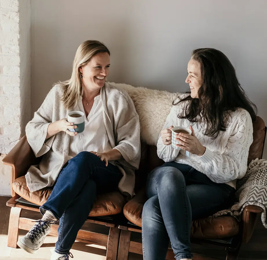 Karolien en Linda genieten samen van een koffie