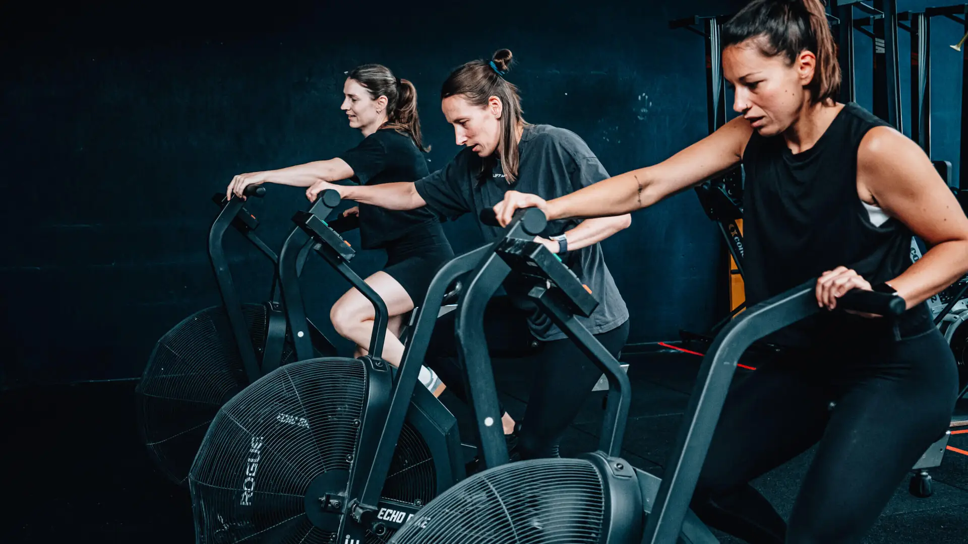 Frauen trainieren intensiv im Argo Athletics Studio als Teil eines CrossFit-WODs.