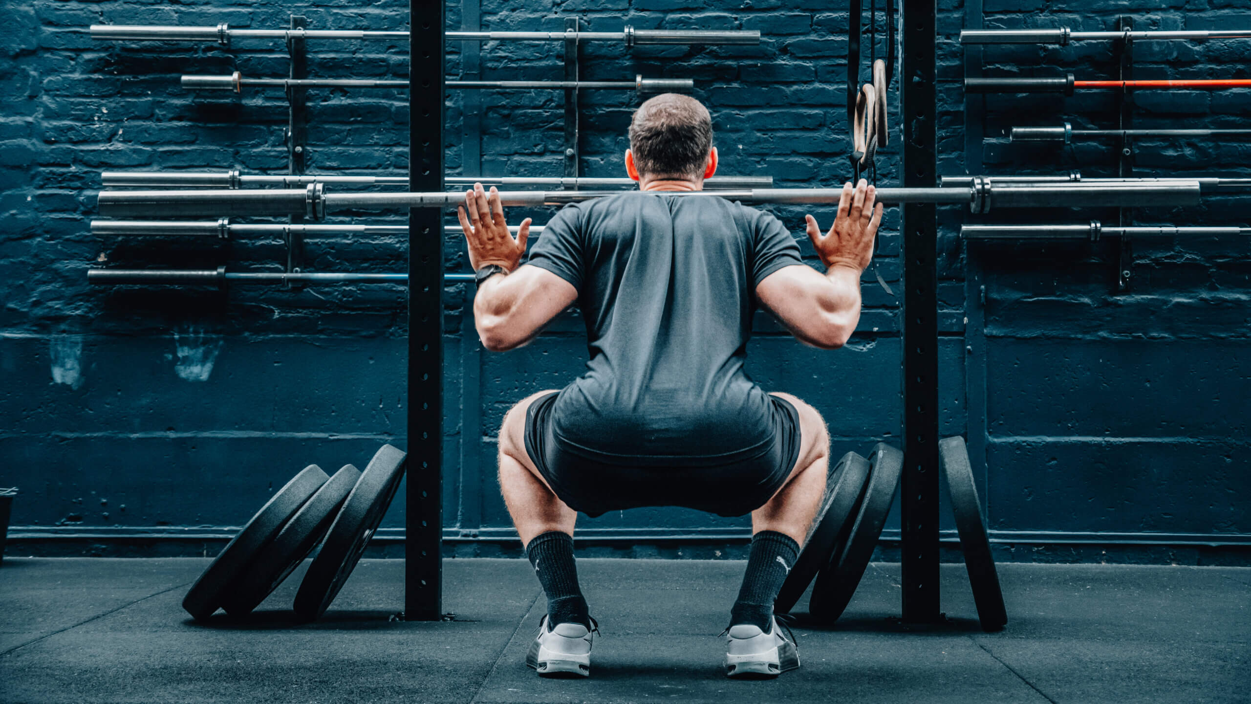 Guy doing Backsquats