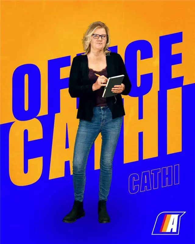 Cathi vor einem farbenfrohen Hintergrund