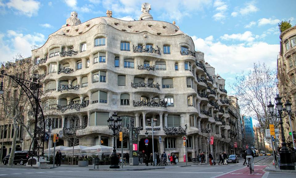 La Pedrera i Barcelona av Antonio Gaudí