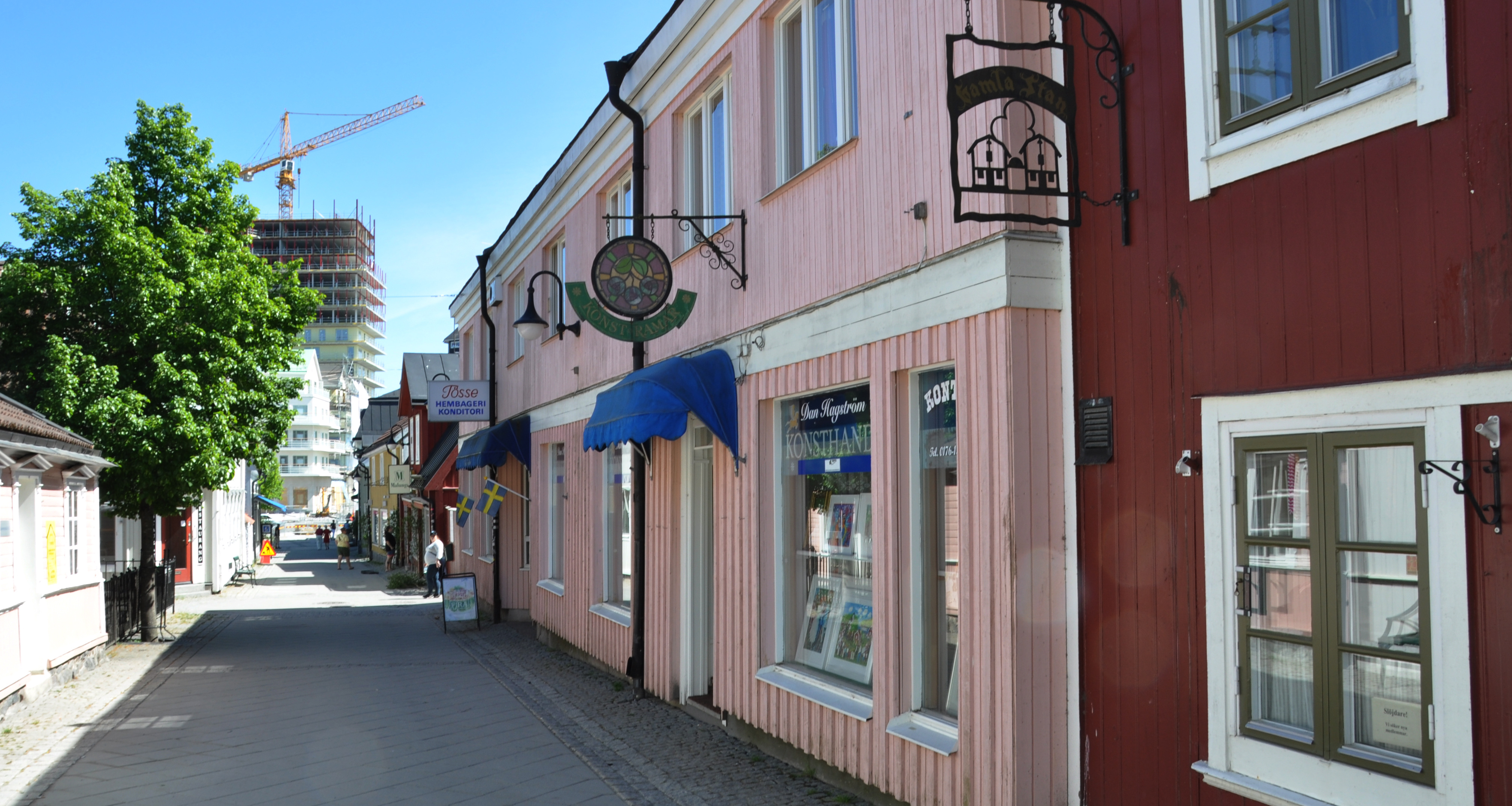 Den nya lådan kommer sticka ut som en "landmärke" mitt i den pittoreska gamla stan.