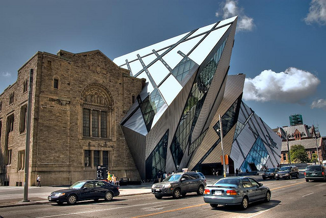 Royal Ontario Museum (1912) med parasit av Daniel Liebeskind (2007)