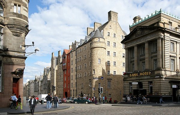Nybyggt hotell i gammal stil i Edinburgh.