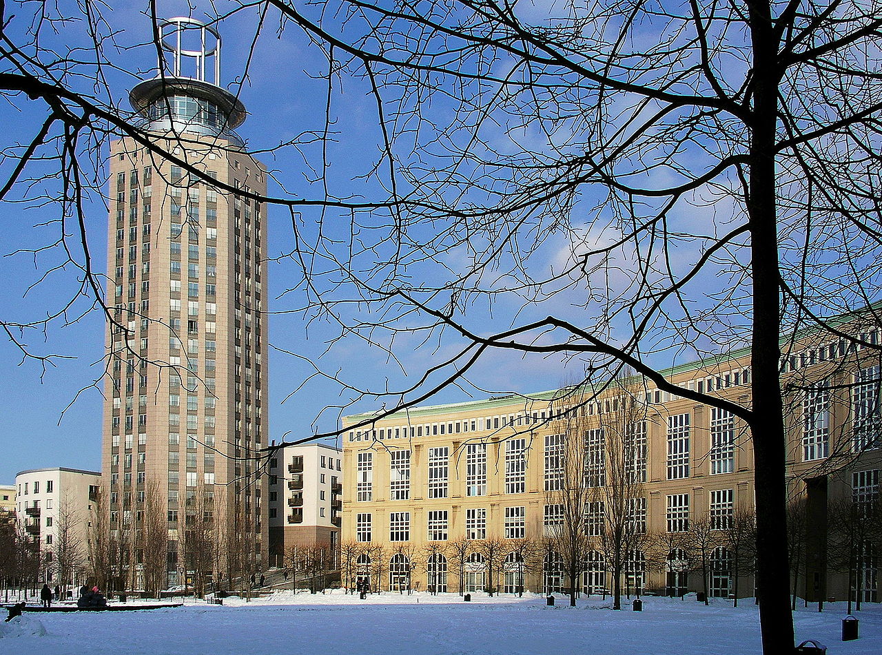 Bofills båge med Söder torn på Södermalm.