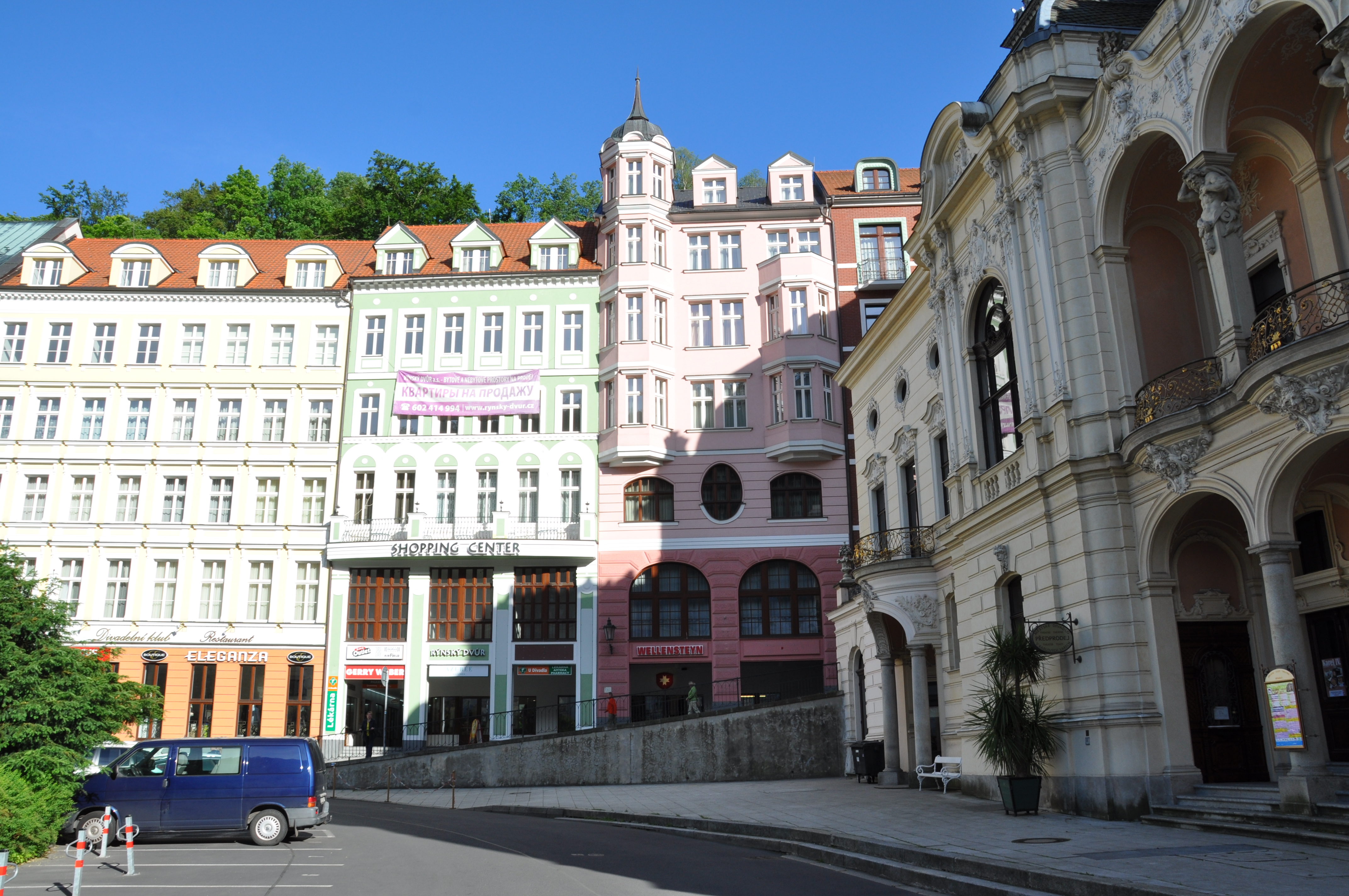 Byggnaderna passar oerhört bra in bakom den gamla teatern.