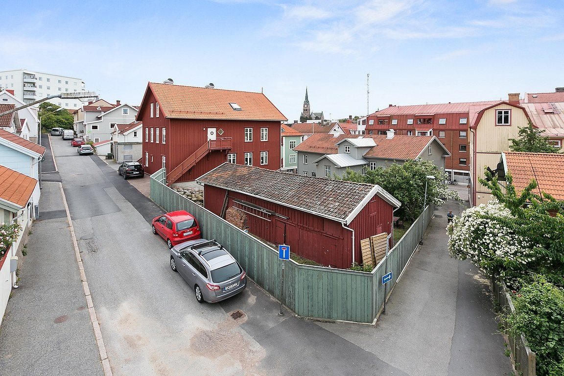 Det nybyggda trähuset i Lysekil passar in i sin omgivning.