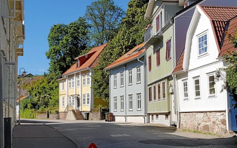 Nybyggt välanpassat trähus i historisk stadskärna.