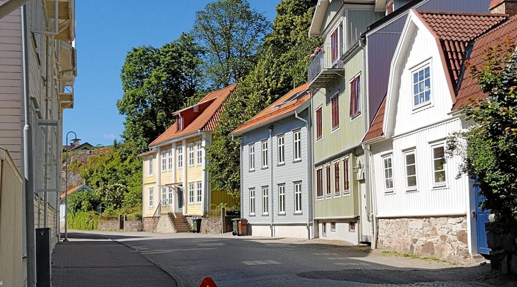 Nybyggt välanpassat trähus i historisk stadskärna.