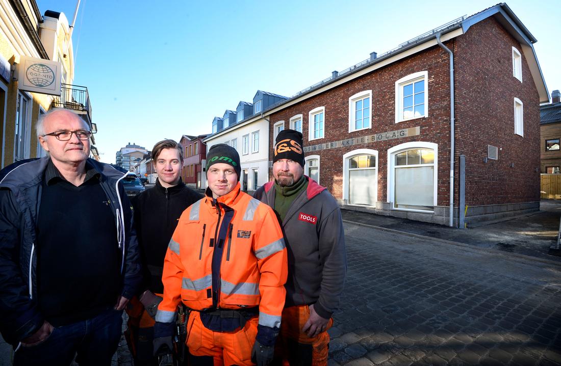 Thomas Gustafsson, Rikard Johansson, Jonas Björk och Tony Sjöberg från Tage & Söner är några av alla dem som varit inblandade i bygget. Också det vita huset i bakgrunden är nytt.