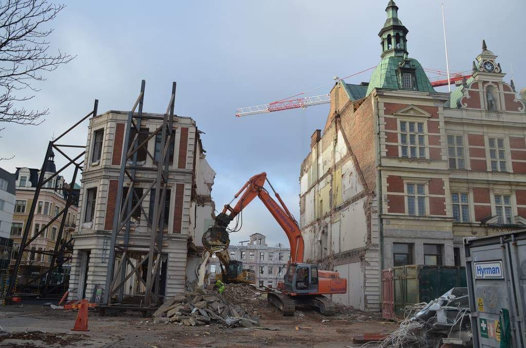 Rivningen av nyrennäsansfasaden i Kristianstad.