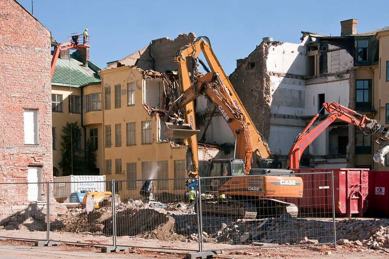 Rivningen inuti det enorma rådhuskvarteret i Kristianstad.