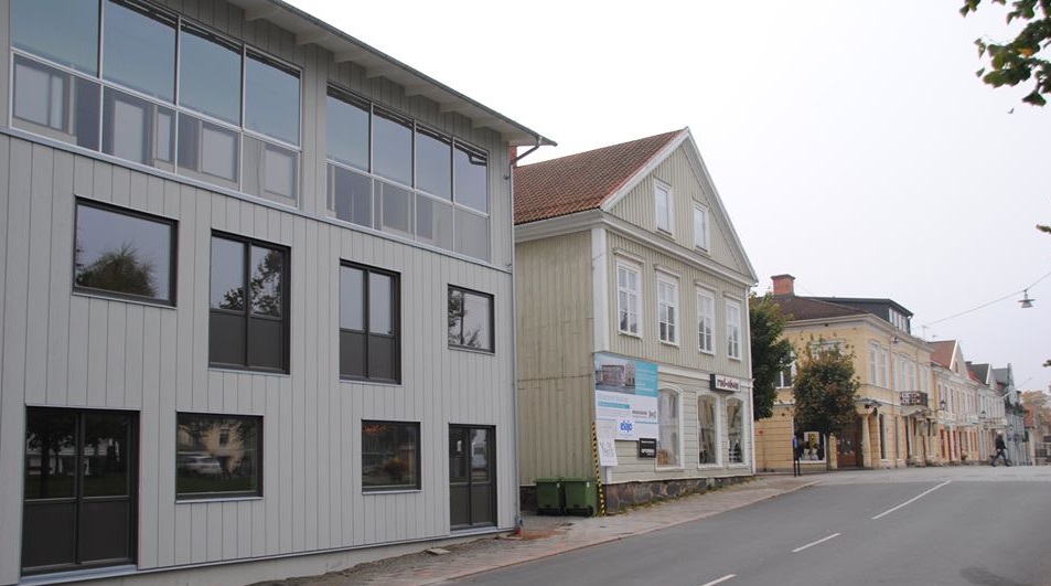 Är f.d stadsarkitekten Lennart Grandelius nya låda i gamla staden i Eksjö Sveriges fulaste byggnad genom tiderna?