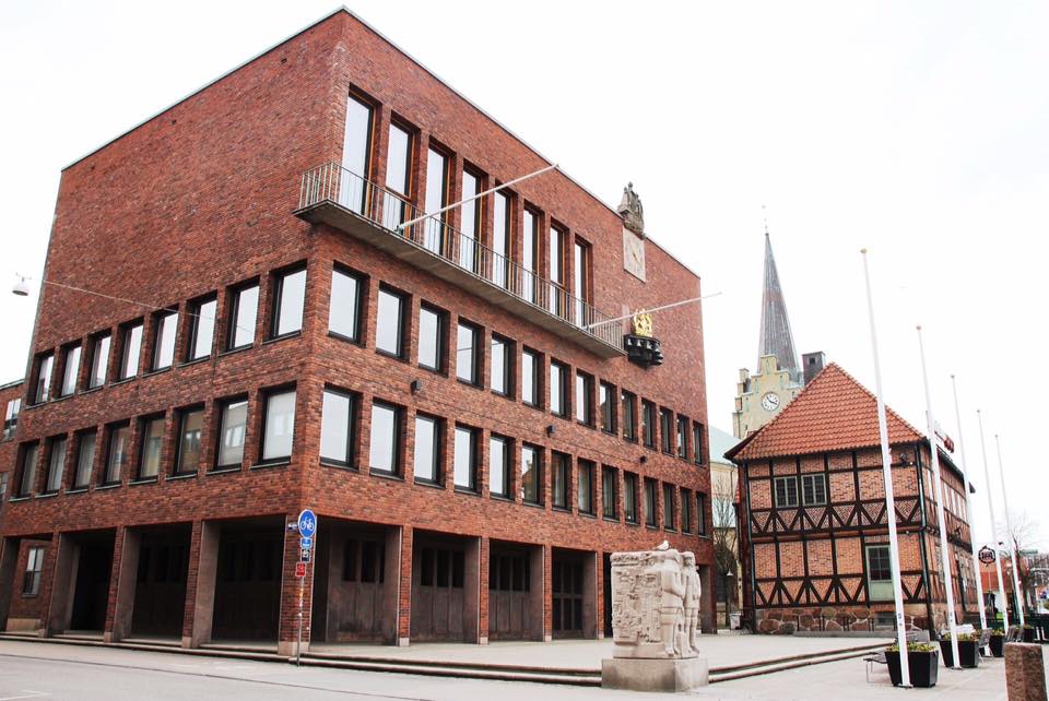 År rådhuset i Halmstad Sveriges fulaste byggnad genom tiderna?
