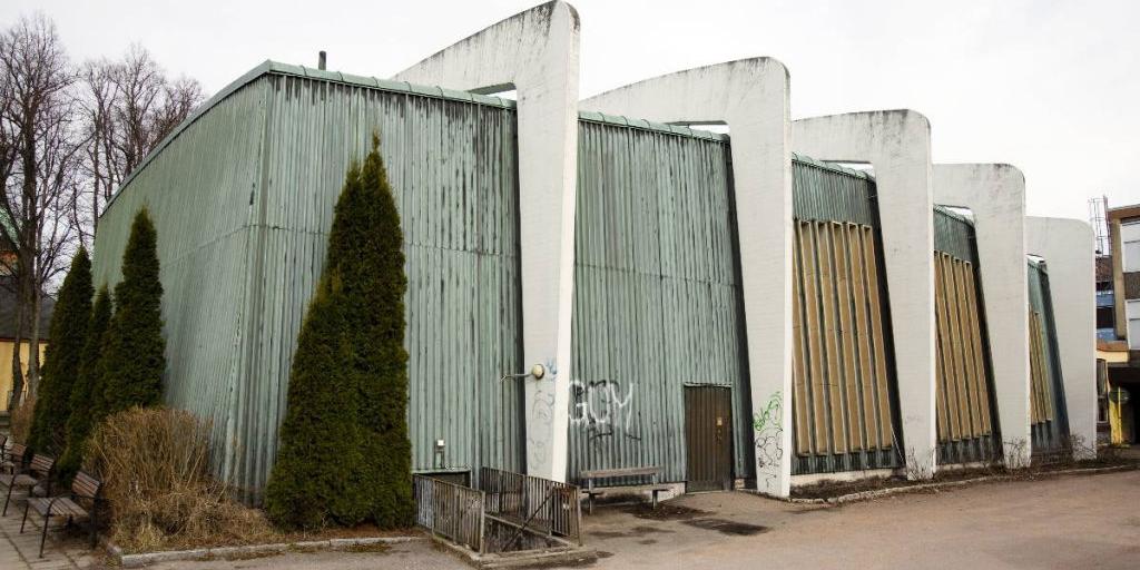 Är Huvudnässkolans aula i Vänersborg Sveriges fulaste byggnad genom tiderna?
