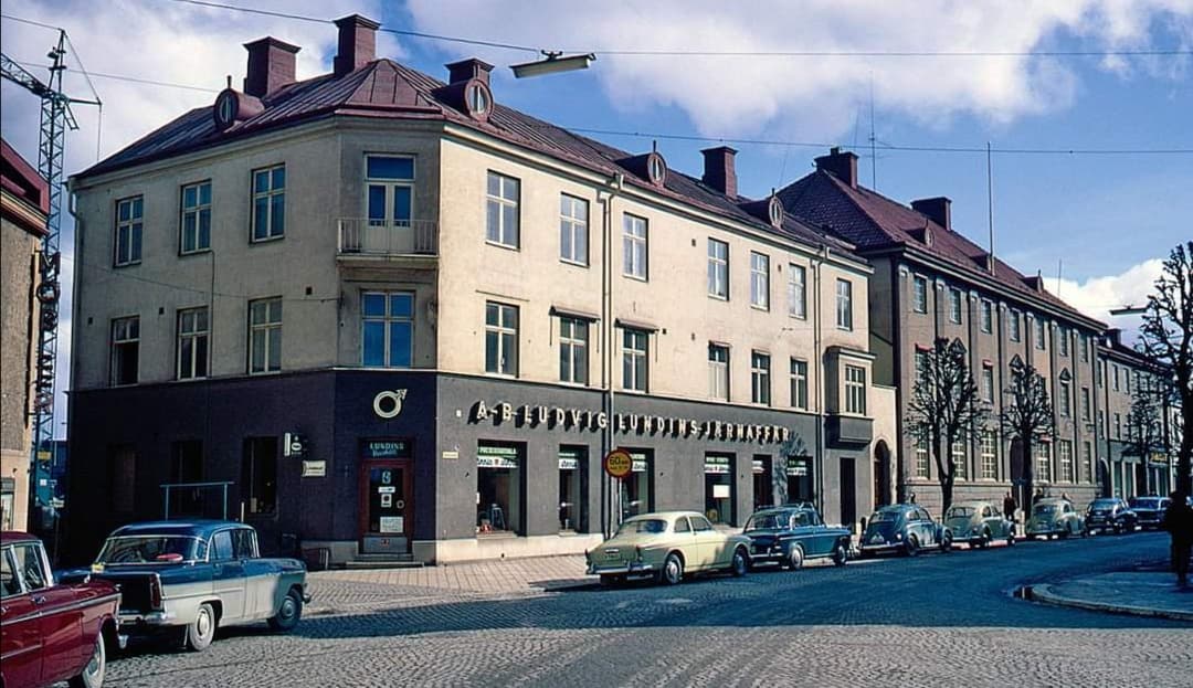 Samma vy förr och idag. Ett trevligt hus revs för att banken ville ha en låda just på den platsen.