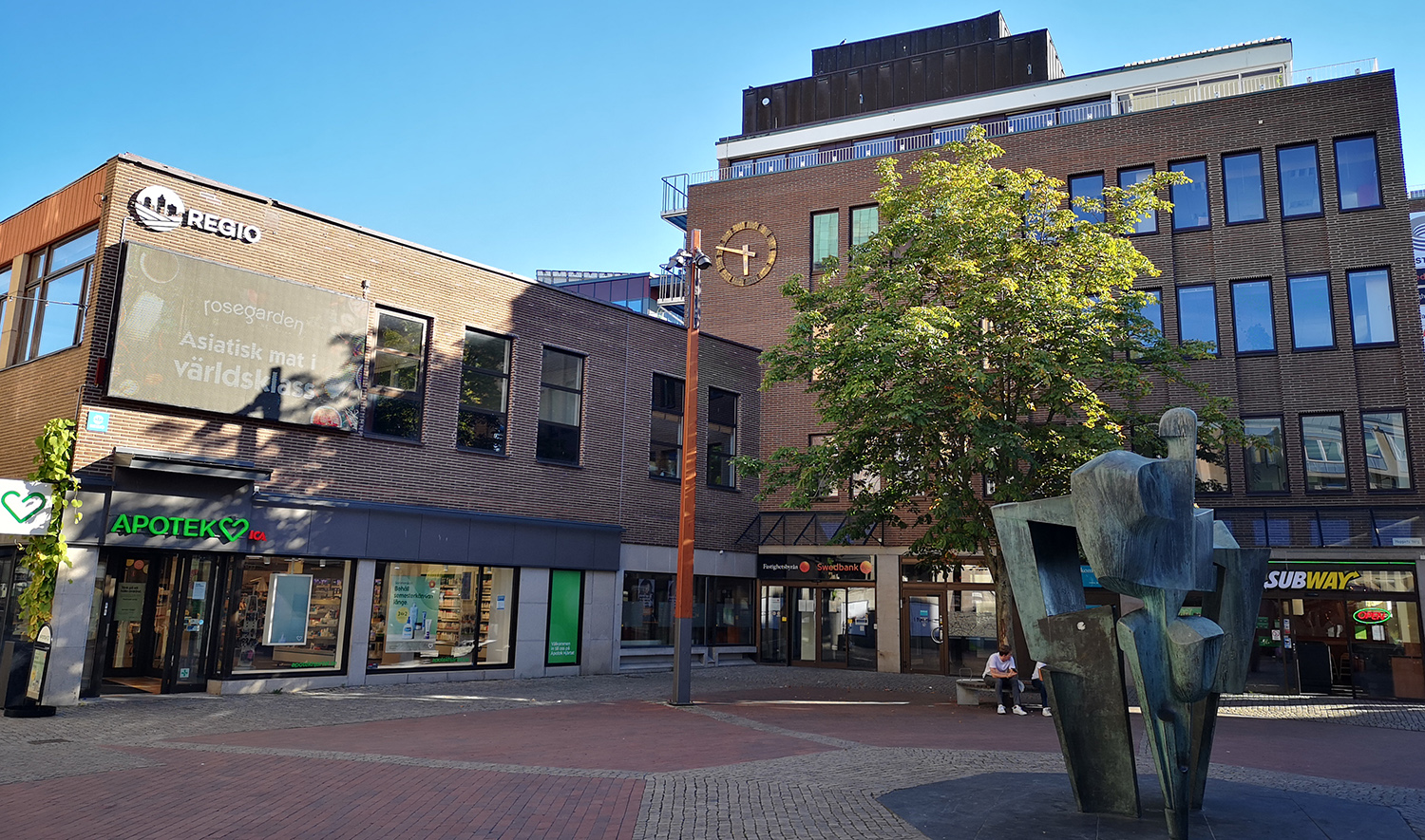 Ansvaret 1 sedd från torget vid Smedjegatans mynning.