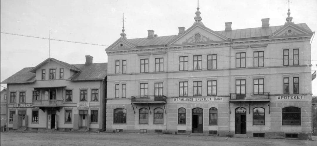 Dessa två vackra byggnader revs när Stortorget 6 (Pekås) skulle byggas.