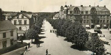 Huset till höger finns kvar idag. Många hus revs till vänster i bild när stadshuset skulle byggas.