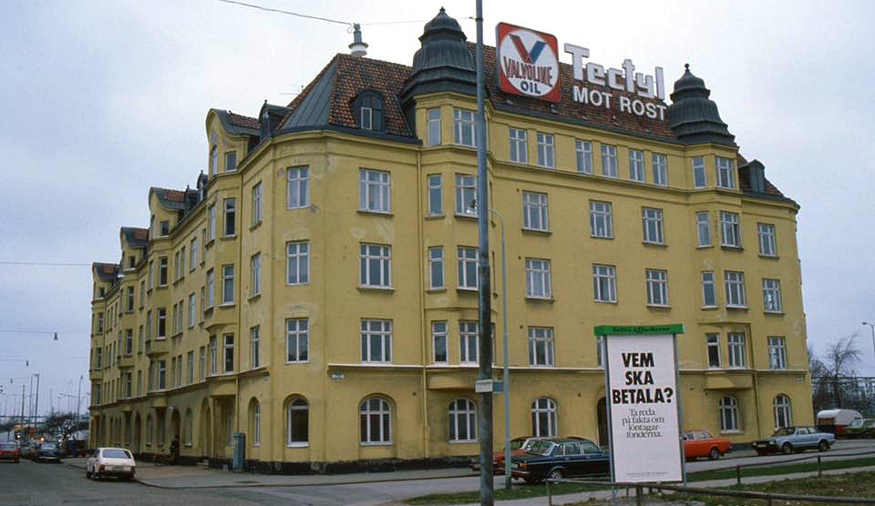 Ungefär samma vy som bilden ovan. Det gula huset eller Lennartshuset stod kvar till slutet av 1980-talet. Länk: <a href="https://www.sydsvenskan.se/2014-01-06/det-gula-lennartshuset">https://www.sydsvenskan.se/2014-01-06/det-gula-lennartshuse