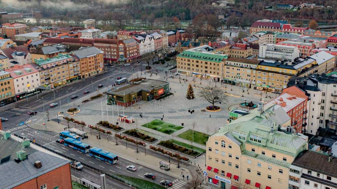 Torget med Turistbyrån i Trollhättan från luften.