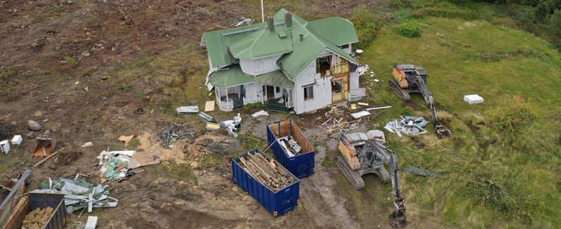 År 2020 revs all idyll i Sundsvalls mysiga Petersvik. Både grönska och vackra hus förintades.