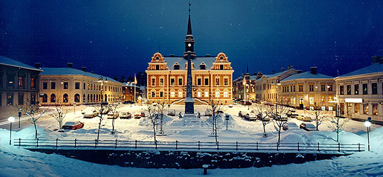 Söderhamns torg i vinterskrud. Längst till höger ser ni det nedbrunna huset som inte längre existerar. Återuppbygg genast!