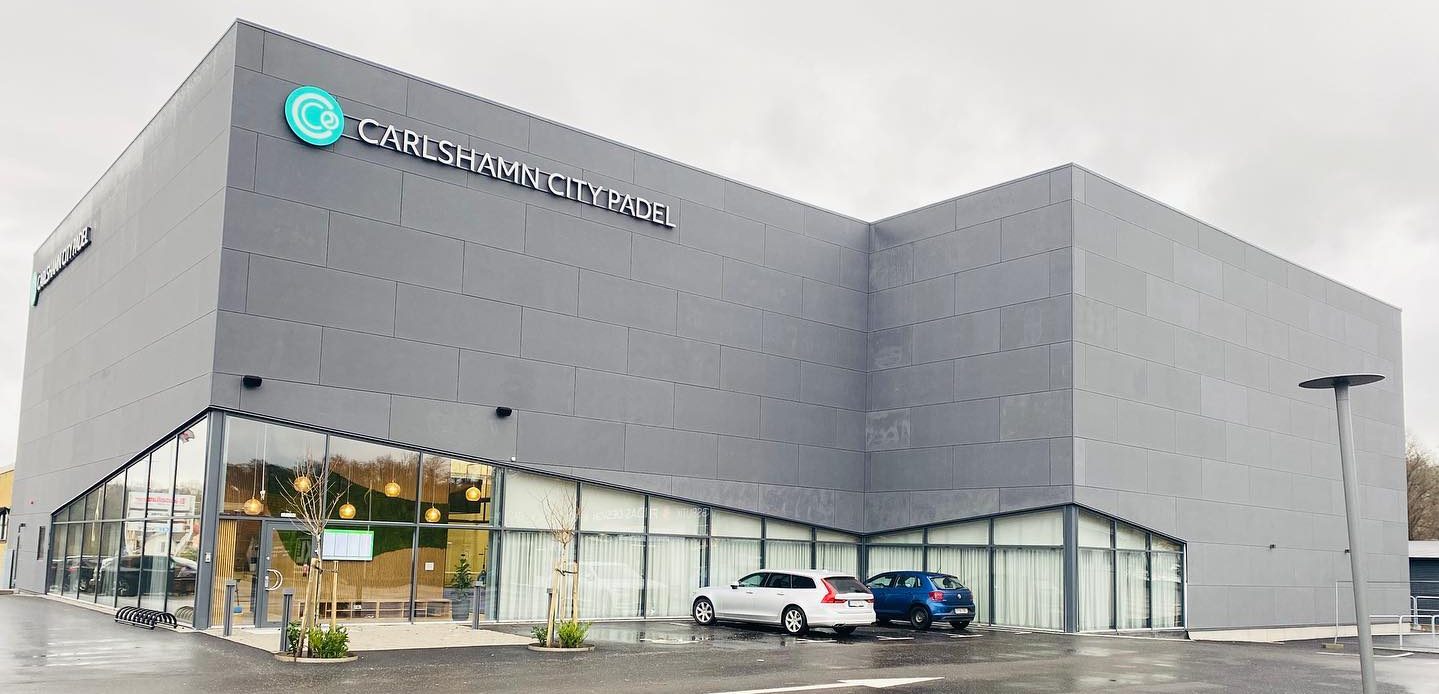 Rösta på Carlshamn City Padel om du anser att den fyrkantiga, fula hallen förtjänar Kasper Kalkon-priset 2023!