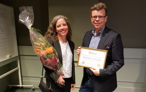 Markus Stjärnklint och Karin Sidén Lannergård från byggföretaget Turbinen tar emot bronsdiplomet för tredjeplats i tävlingen om Sveriges vackraste nybygge 2023.